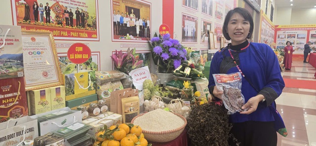 Ženy z Lang Son předvádějí místní speciality na provinčním farmářském kongresu - Foto 3. Phụ nữ xứ Lạng khoe đặc sản vùng cao tại Đại hội Nông dân tỉnh- Ảnh 3.