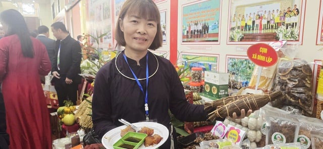 Ženy z Lang Son předvádějí místní speciality na provinčním farmářském kongresu - Foto 4. Phụ nữ xứ Lạng khoe đặc sản vùng cao tại Đại hội Nông dân tỉnh- Ảnh 4.