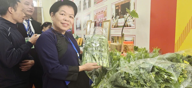 Ženy z Lang Son předvádějí místní speciality na provinčním farmářském kongresu - Foto 6. Phụ nữ xứ Lạng khoe đặc sản vùng cao tại Đại hội Nông dân tỉnh- Ảnh 6.