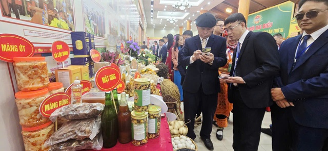 Ženy z Lang Son předvádějí místní speciality na provinčním farmářském kongresu - Foto 7. Phụ nữ xứ Lạng khoe đặc sản vùng cao tại Đại hội Nông dân tỉnh- Ảnh 7.