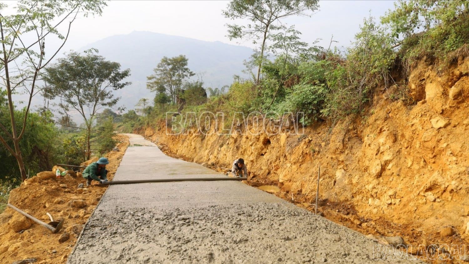 baolaocai-tr-bat-xat-danh-nguon-luc-lon-de-lam-duong-giao-thong-nong-thon-4803-3102.jpg