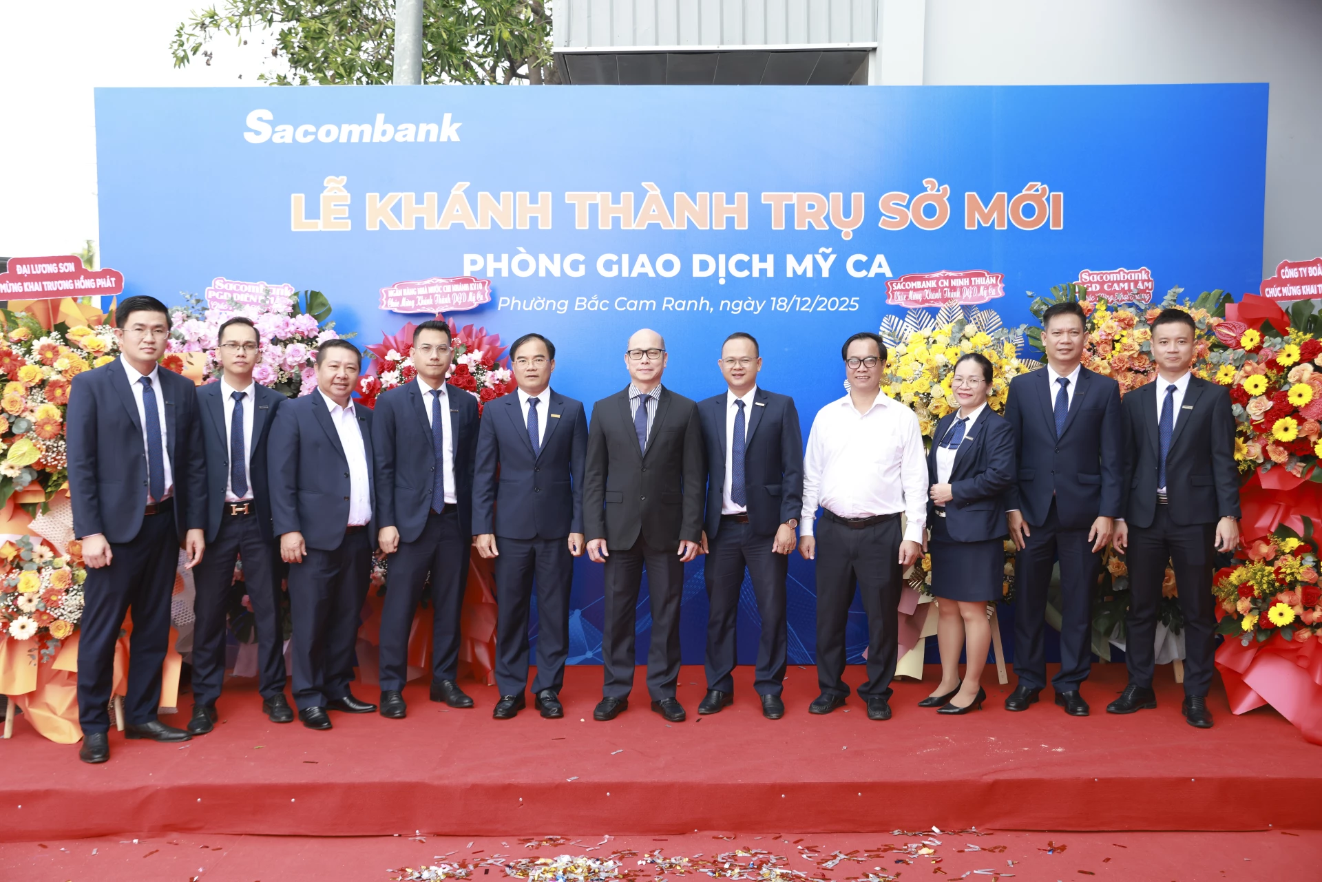 ប្រតិភូថតរូបអនុស្សាវរីយ៍ក្នុងពិធីសម្ពោធ។