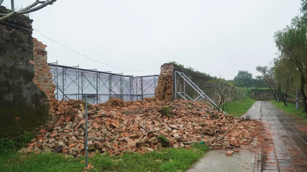 Severní část zdi císařské citadely Hue se zřítila během silných dešťů a povodní.