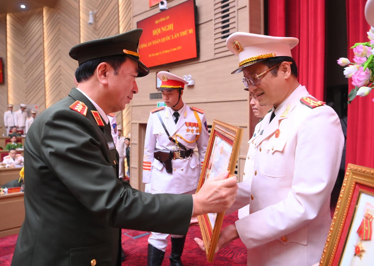 Colonel Ho Song An, Director of the Quang Ngai Provincial Police, was awarded the Third-Class Military Merit Medal. Photo: Quang Ngai Provincial Police.