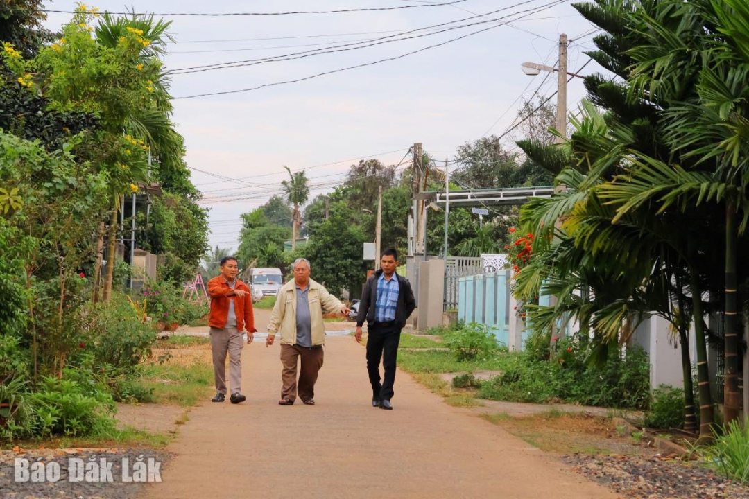 ផ្លូវ​តភ្ជាប់​ភូមិ​មួយ​ខ្សែ​ដ៏​ធំទូលាយ​ត្រូវ​បាន​សាងសង់​ឡើង។