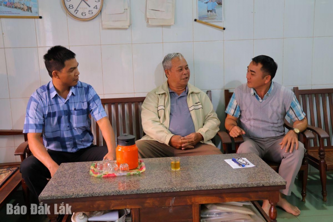 លោក ឡេ ក្វាងទ្រី បានជជែក និងផ្លាស់ប្តូរគំនិតជាមួយមន្ត្រីមកពីមន្ទីរវប្បធម៌ និងសង្គមកិច្ចឃុំអៀនួន។