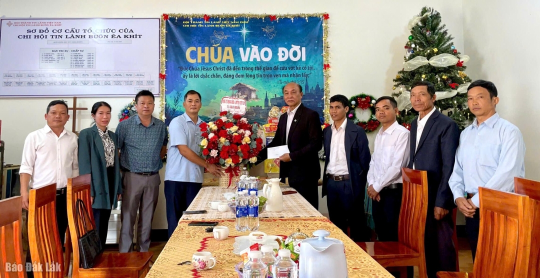 Phó Bí thư Thường trực Đảng ủy xã Dray Bhăng Lê Thế Thống cùng đoàn công tác thăm, chúc mừng lễ Giáng sinh tổ chức tôn giáo trên địa bàn xã.
