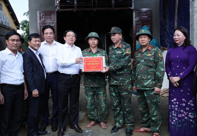ឧបនាយករដ្ឋមន្ត្រី ហូ ក្វឹកយុង ត្រួតពិនិត្យការអនុវត្ត «យុទ្ធនាការក្វាងទ្រុង» នៅទីក្រុងហ្វេ - រូបថតទី ២។ Phó Thủ tướng Hồ Quốc Dũng kiểm tra tình hình triển khai 'Chiến dịch Quang Trung' tại thành phố Huế- Ảnh 2.