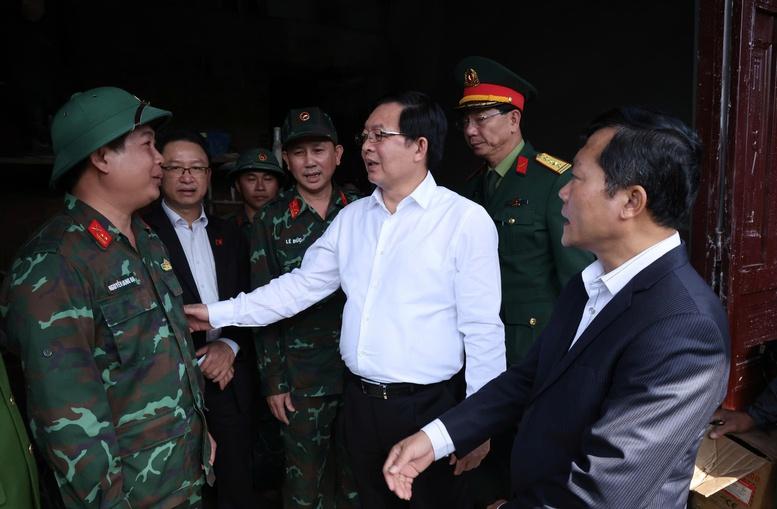 ឧបនាយករដ្ឋមន្ត្រី ហូ ក្វឹកយុង ត្រួតពិនិត្យការអនុវត្ត «យុទ្ធនាការក្វាងទ្រុង» នៅទីក្រុងហ្វេ - រូបថតទី១។ Phó Thủ tướng Hồ Quốc Dũng kiểm tra tình hình triển khai 'Chiến dịch Quang Trung' tại thành phố Huế- Ảnh 1.