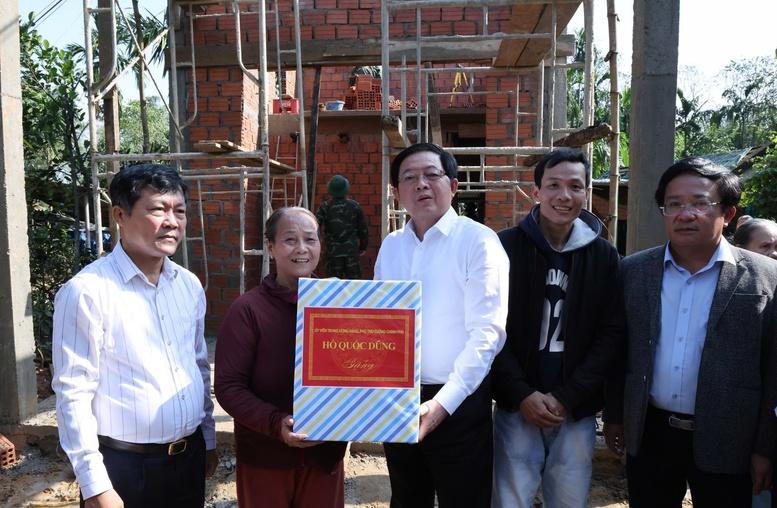 ឧបនាយករដ្ឋមន្ត្រី ហូ ក្វឹកយុង ត្រួតពិនិត្យការអនុវត្ត «យុទ្ធនាការក្វាងទ្រុង» នៅទីក្រុងហ្វេ - រូបថតទី ៦។ Phó Thủ tướng Hồ Quốc Dũng kiểm tra tình hình triển khai 'Chiến dịch Quang Trung' tại thành phố Huế- Ảnh 6.