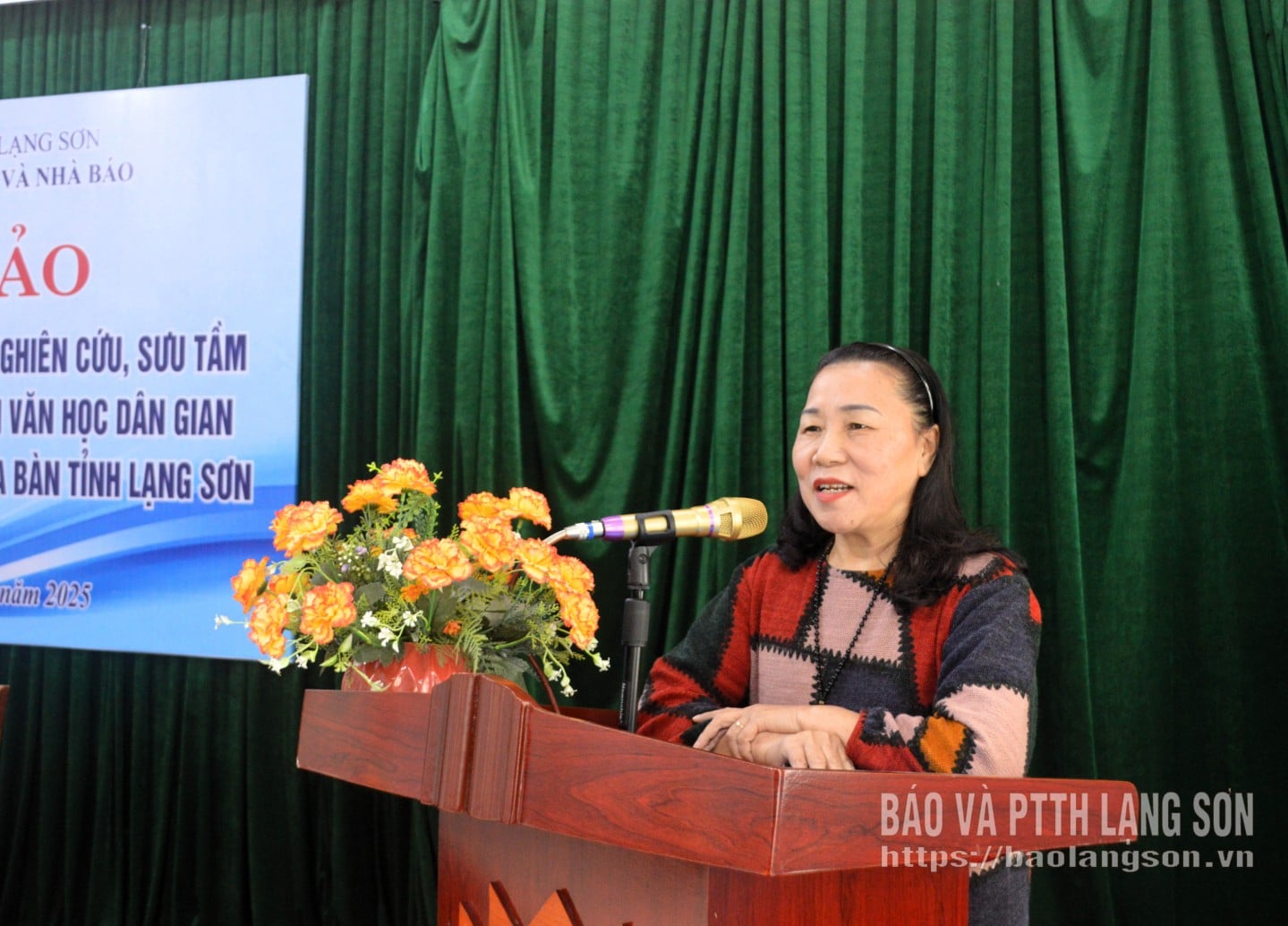 លោកស្រី Loc Bich Kiem អតីតអនុប្រធានសមាគមអក្សរសាស្ត្រ និងសិល្បៈខេត្ត Lang Son បានធ្វើបទបង្ហាញអត្ថបទរបស់គាត់នៅក្នុងសន្និសីទ។
