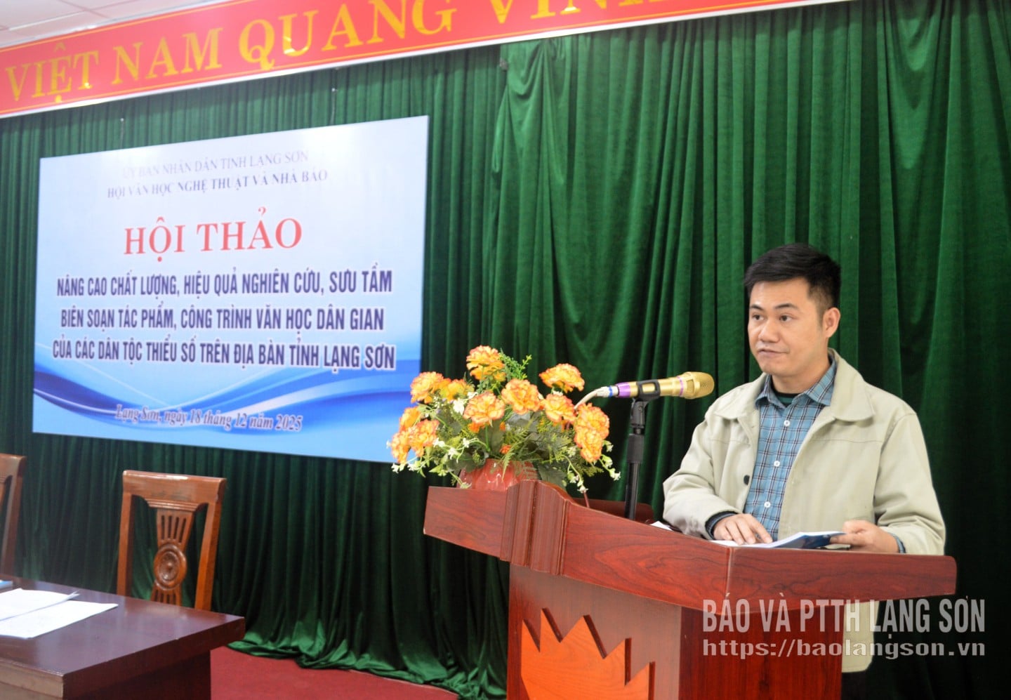 លោក ហ័ង វៀតប៊ិញ (Hoang Viet Binh) អនុបណ្ឌិតវិទ្យាសាស្ត្រ មកពីមជ្ឈមណ្ឌលវប្បធម៌ខេត្តឡាងសឺន (Lang Son) បានធ្វើបទបង្ហាញអត្ថបទរបស់លោកនៅក្នុងសន្និសីទ។