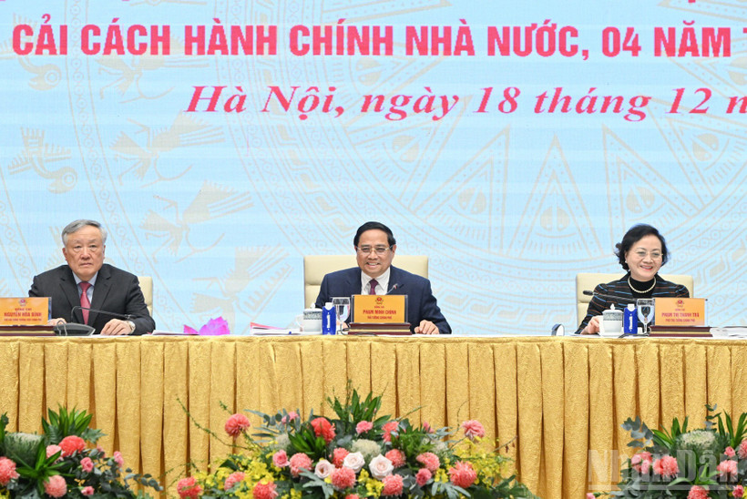 លោកនាយករដ្ឋមន្ត្រី ផាម មិញឈីញ បានអញ្ជើញជាអធិបតីក្នុងសន្និសីទ។ (រូបថត៖ ត្រឹន ហៃ)