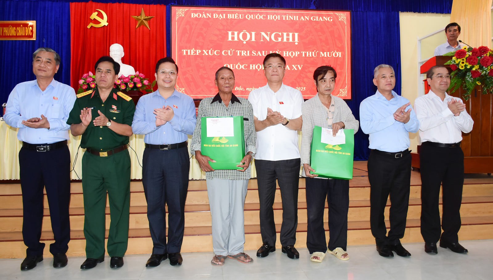 Phó Thủ tướng Chính phủ Lê Thành Long tiếp xúc cử tri phường Châu Đốc