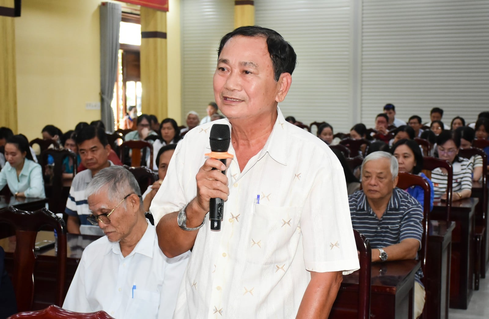 Phó Thủ tướng Chính phủ Lê Thành Long tiếp xúc cử tri phường Châu Đốc
