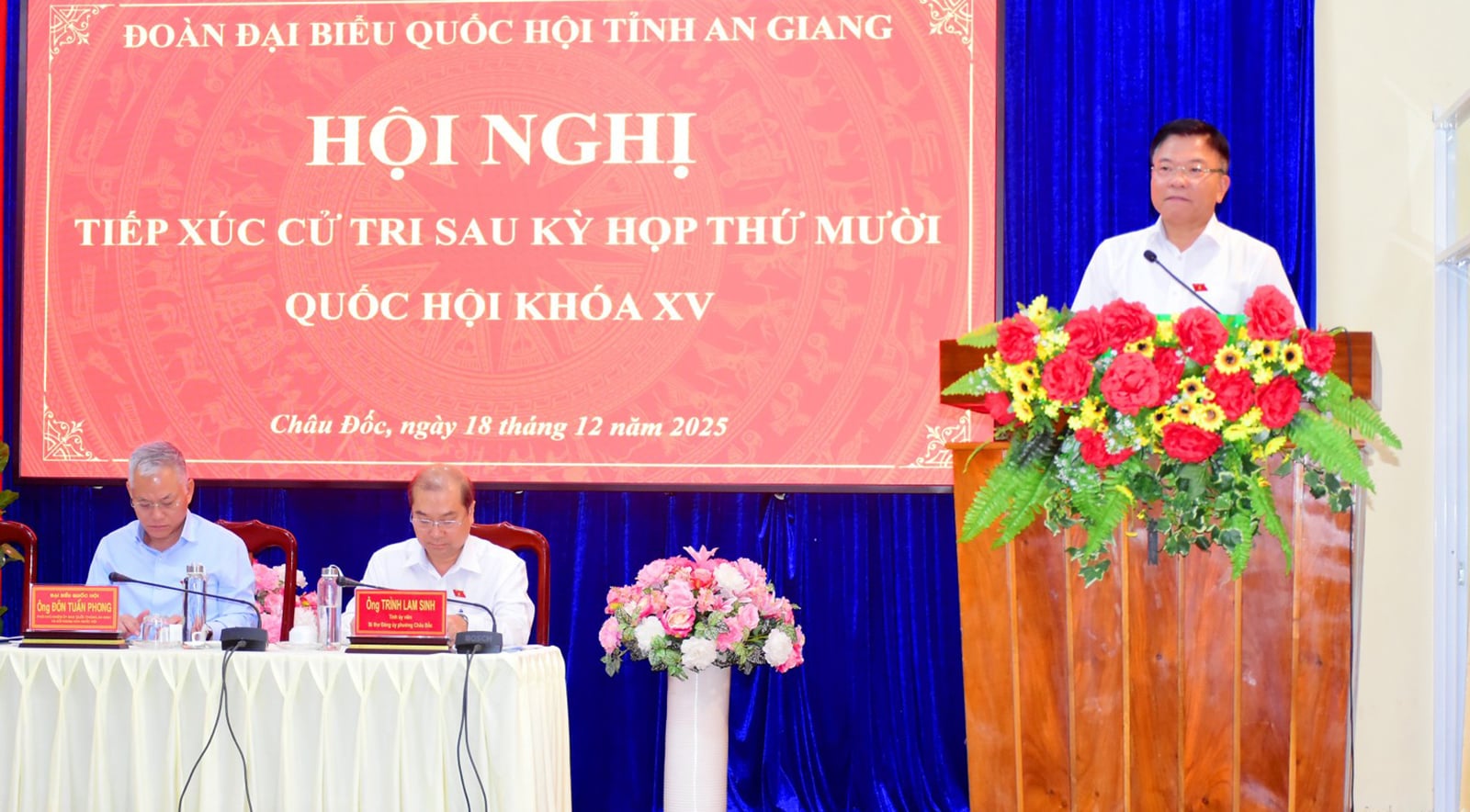 Phó Thủ tướng Chính phủ Lê Thành Long tiếp xúc cử tri phường Châu Đốc
