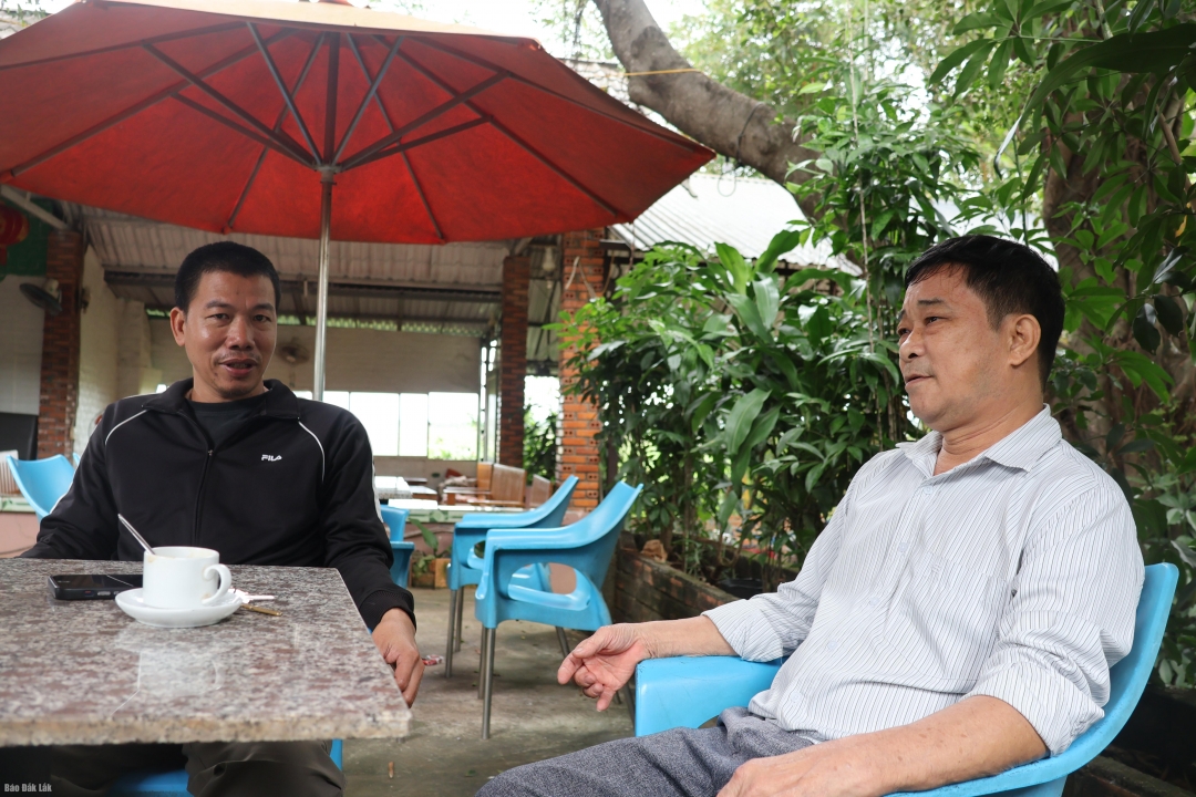លោក ហ័ង ង៉ុកជុង (ស្តាំបំផុត) នៃភូមិ 18A កំពុងស្តាប់គំនិត និងសេចក្តីប្រាថ្នារបស់ប្រជាជន។