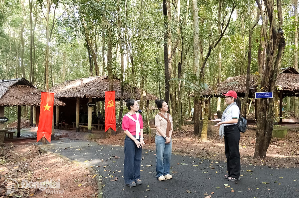 អ្នកស្រី វូ ធី ម៉ៃ ធី ជាមគ្គុទ្ទេសក៍ទេសចរណ៍នៅតំបន់អភិរក្សធម្មជាតិ និងវប្បធម៌ដុងណៃ ណែនាំអំពីមូលដ្ឋានគណៈកម្មាធិការបក្សតំបន់ភាគខាងកើត និងខាងត្បូងវៀតណាម (១៩៦១-១៩៧៥)។ រូបថត៖ ទៀន យុង។