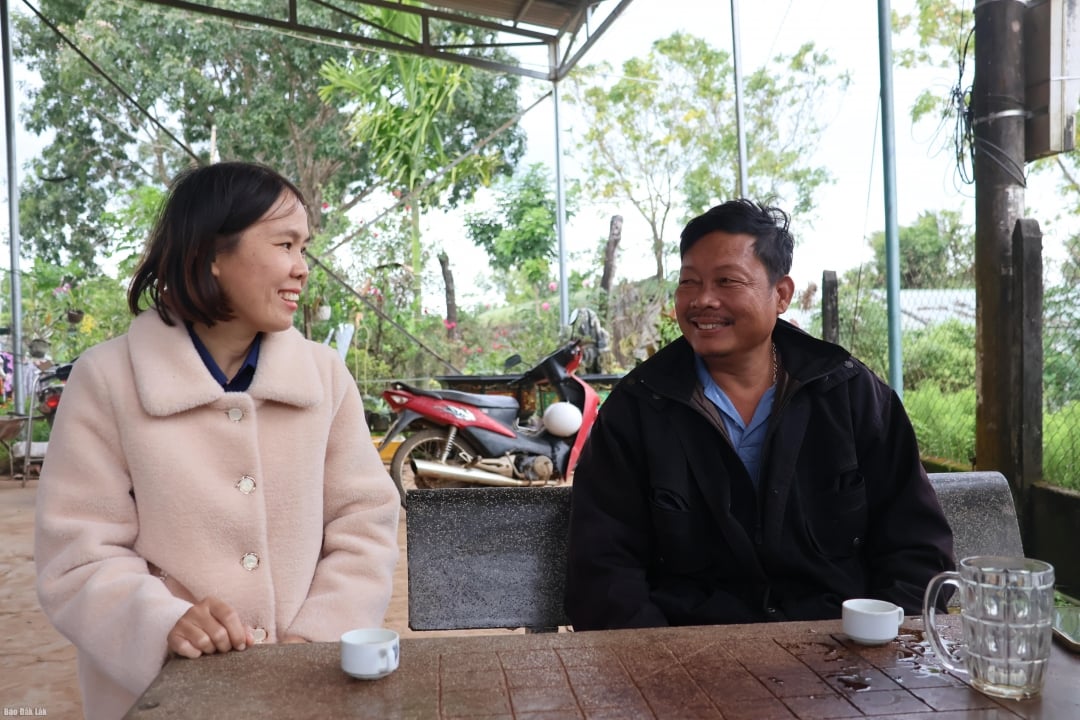 Paní Trieu Thi Niem podává zprávu tajemníkovi strany obce 9, Nguyen Si Hungovi (druhému zleva), o implementaci dokumentů Výboru Vietnamské vlasti obce Ea Nuol.