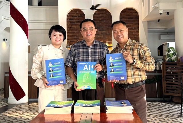 វរសេនីយ៍ឯកនគរបាលម្នាក់សរសេរសៀវភៅមួយក្បាលដែលមានចំណងជើងថា 'Popular Education AI' - រូបថតទី 1។ Đại tá công an viết sách 'Bình dân học vụ AI'- Ảnh 1.