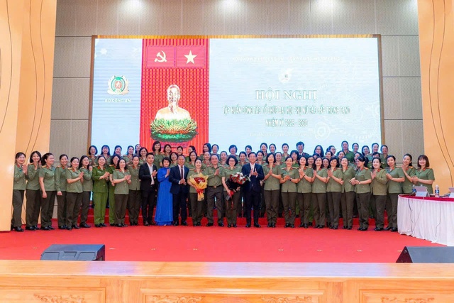 វរសេនីយ៍ឯកនគរបាលសរសេរសៀវភៅ 'Popular Education AI' - រូបថតទី 2។ Đại tá công an viết sách 'Bình dân học vụ AI'- Ảnh 2.