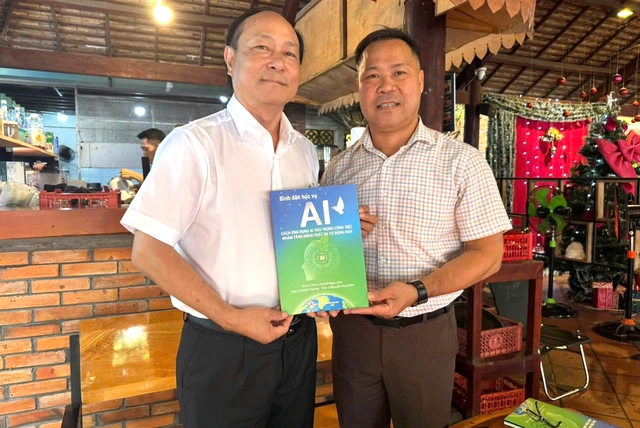 វរសេនីយ៍ឯកនគរបាលសរសេរសៀវភៅ 'Popular Education AI' - រូបថតទី 4។ Đại tá công an viết sách 'Bình dân học vụ AI'- Ảnh 4.