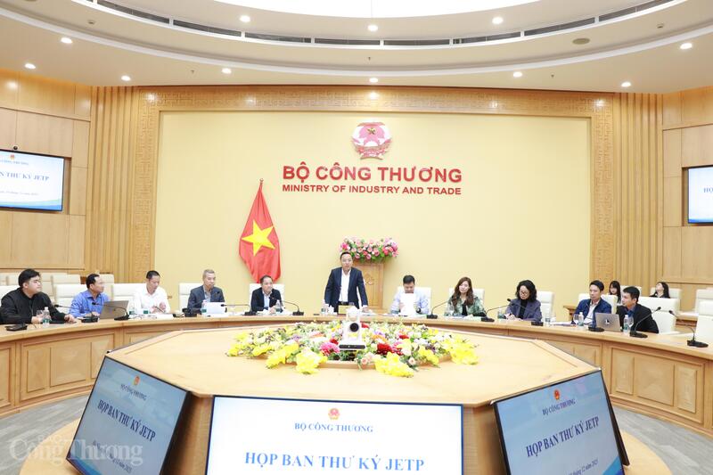 Der stellvertretende Minister für Industrie und Handel, Nguyen Hoang Long, leitete die Sitzung. Foto: Thanh Tuan.