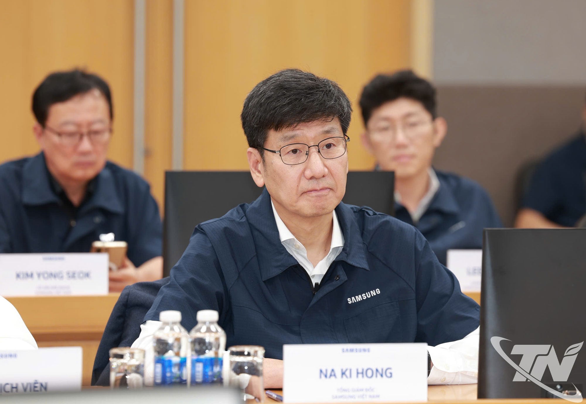 លោក Na Ki Hong អគ្គនាយកក្រុមហ៊ុន Samsung Vietnam បានមានប្រសាសន៍នៅក្នុងកិច្ចប្រជុំនេះ។