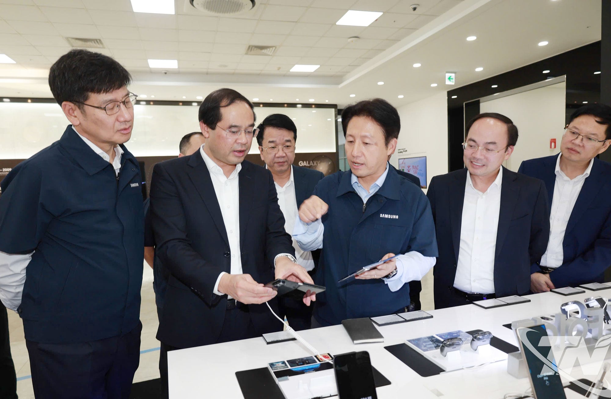 ថ្នាក់ដឹកនាំ Samsung វៀតណាមណែនាំស្មាតហ្វូនជំនាន់ថ្មីដែលផលិតនៅ Thai Nguyen។