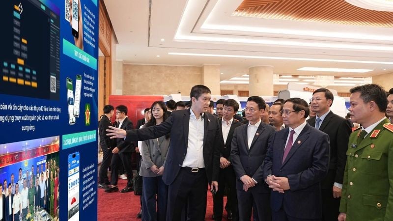 ベトナムブロックチェーン・デジタル資産協会(VBA)会長兼1Matrix会長のファン・ドゥック・チュン氏は、科学技術、イノベーション、デジタル変革における主要課題の遂行におけるVBAの最新の優れた成果について、首相をはじめとする各国首脳に報告した。(写真:VBA)