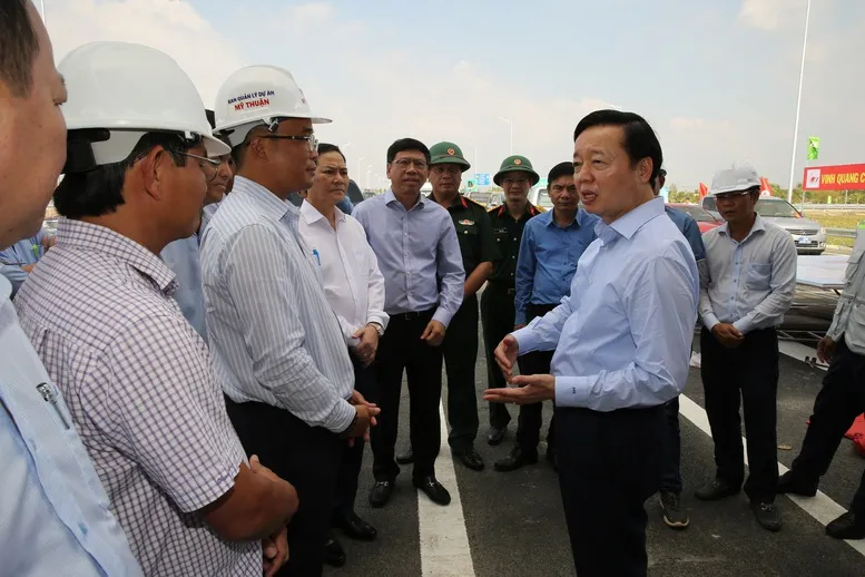 Phó Thủ tướng Trần Hồng Hà thị sát toàn tuyến cao tốc Cần Thơ - Cà Mau trước giờ khánh thành - Ảnh 1.