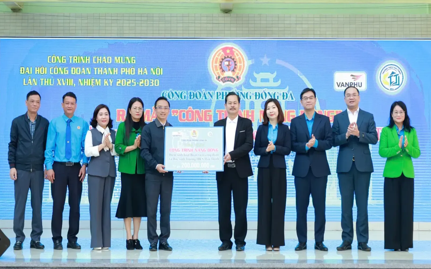 Trao biển bàn giao “Công trình năng động - Điểm sinh hoạt đoàn viên công đoàn và học sinh”.