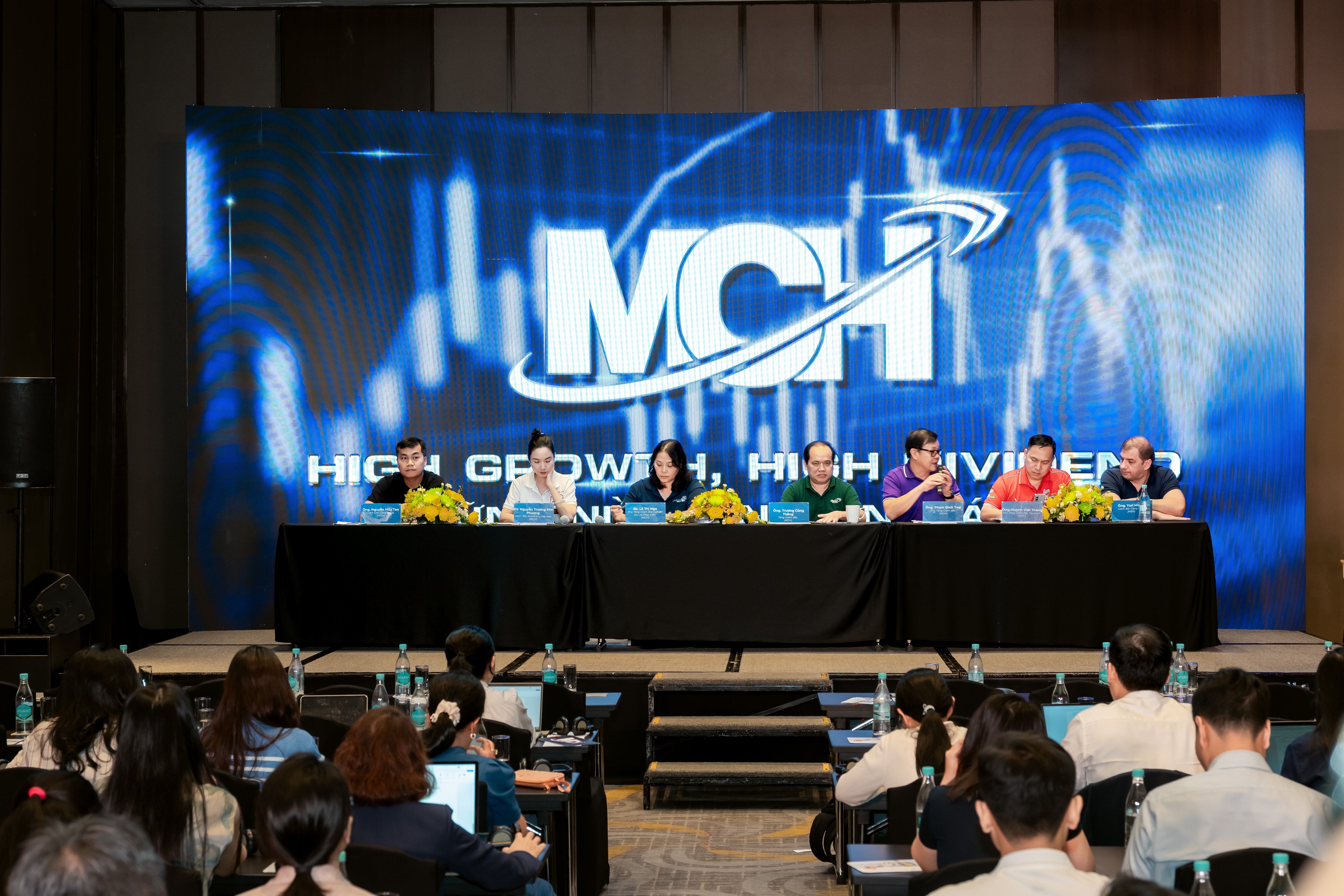 ban lãnh đạo MCH trả lời câu hỏi của các cổ đông