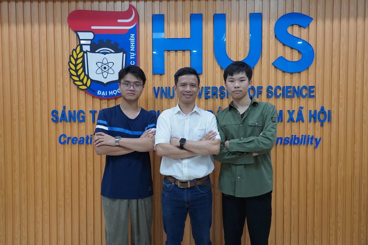 Khoi (all'estrema sinistra) sta attualmente frequentando il corso di laurea triennale in Fisica per studenti di talento presso la Facoltà di Scienze dell'Università Nazionale del Vietnam, ad Hanoi.