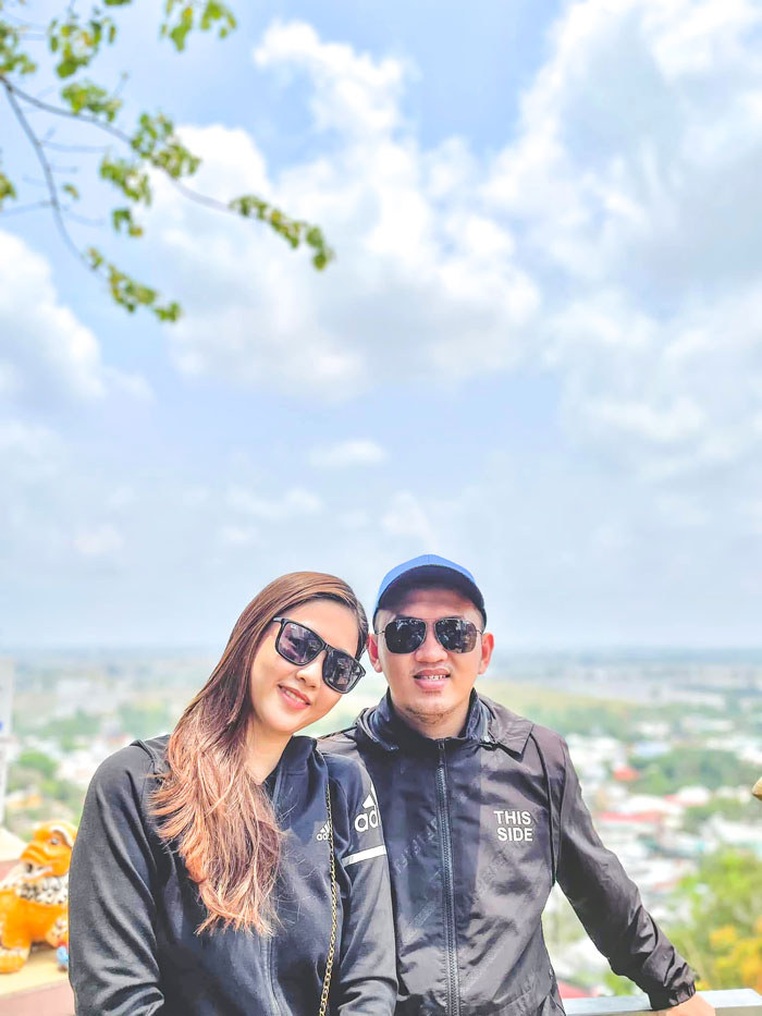 ខ្យល់ត្រជាក់ស្រាលៗនៅចុងរដូវស្លឹកឈើជ្រុះបន្ថែមរសជាតិផ្អែមដល់ស្នេហា។