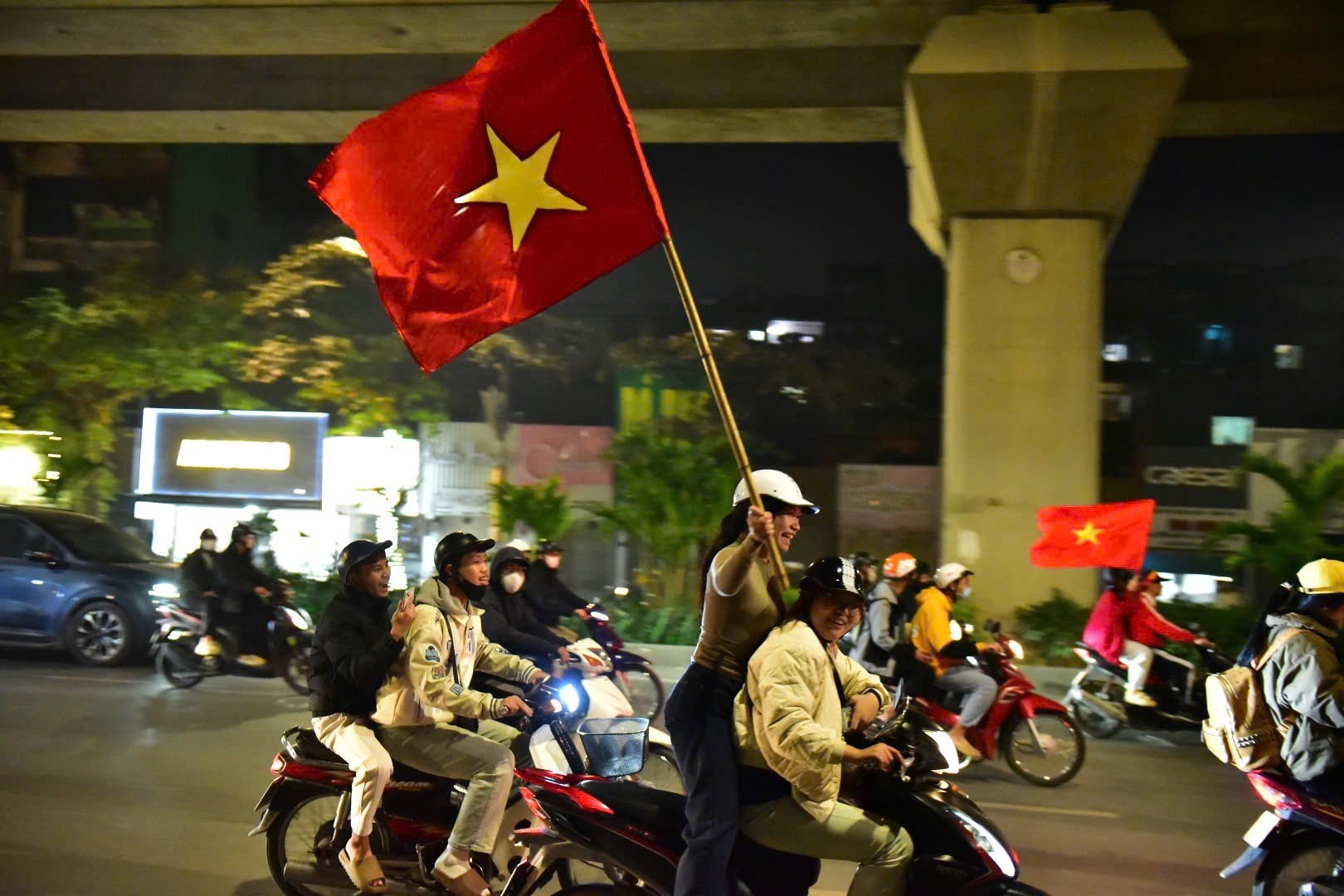 ប្រជាជនទីក្រុងហាណូយអបអរសាទរជ័យជម្នះរបស់ក្រុម U22 វៀតណាម - រូបថតទី 1