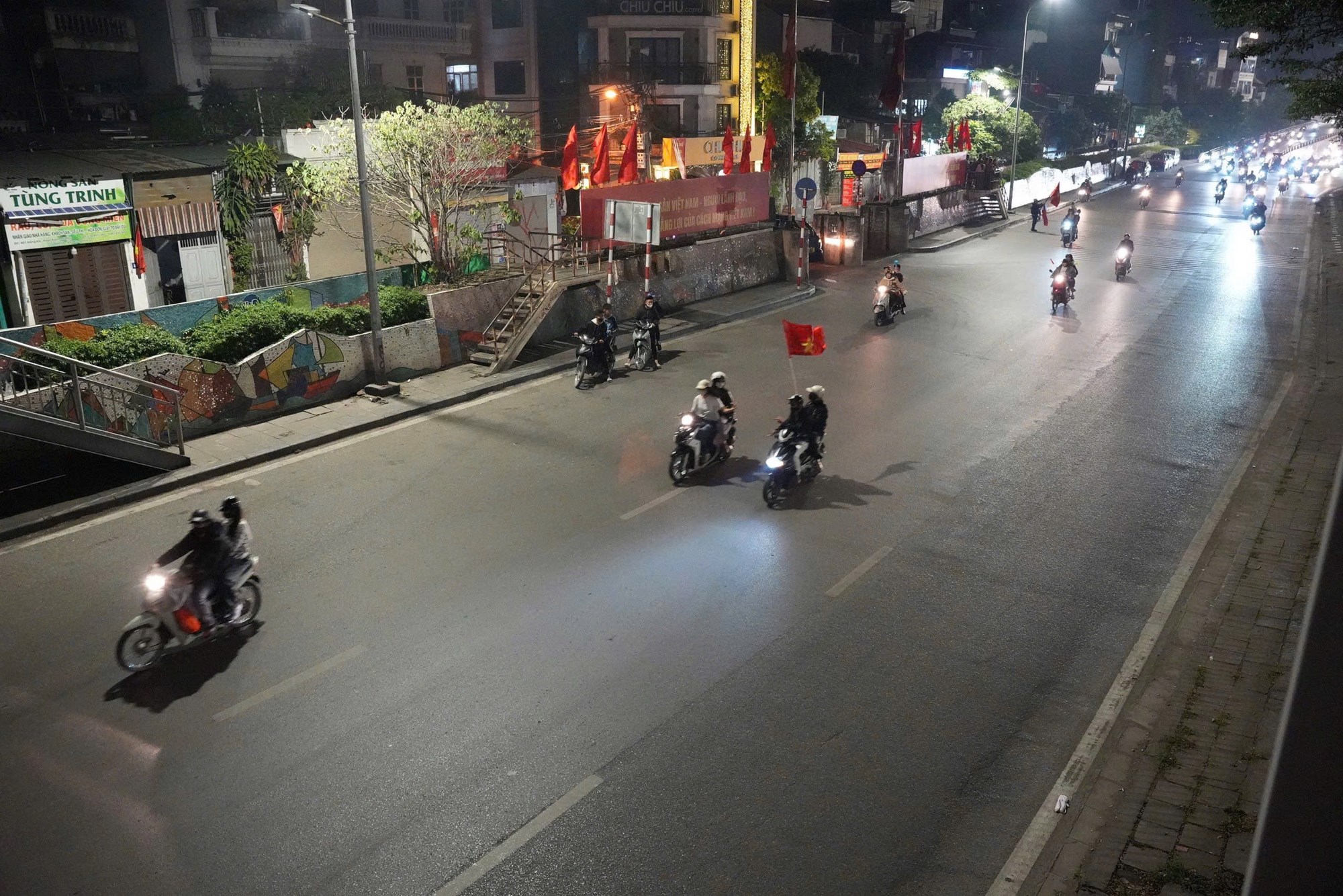 ប្រជាជនទីក្រុងហាណូយអបអរសាទរជ័យជម្នះរបស់ក្រុម U22 វៀតណាម - រូបថតទី 2