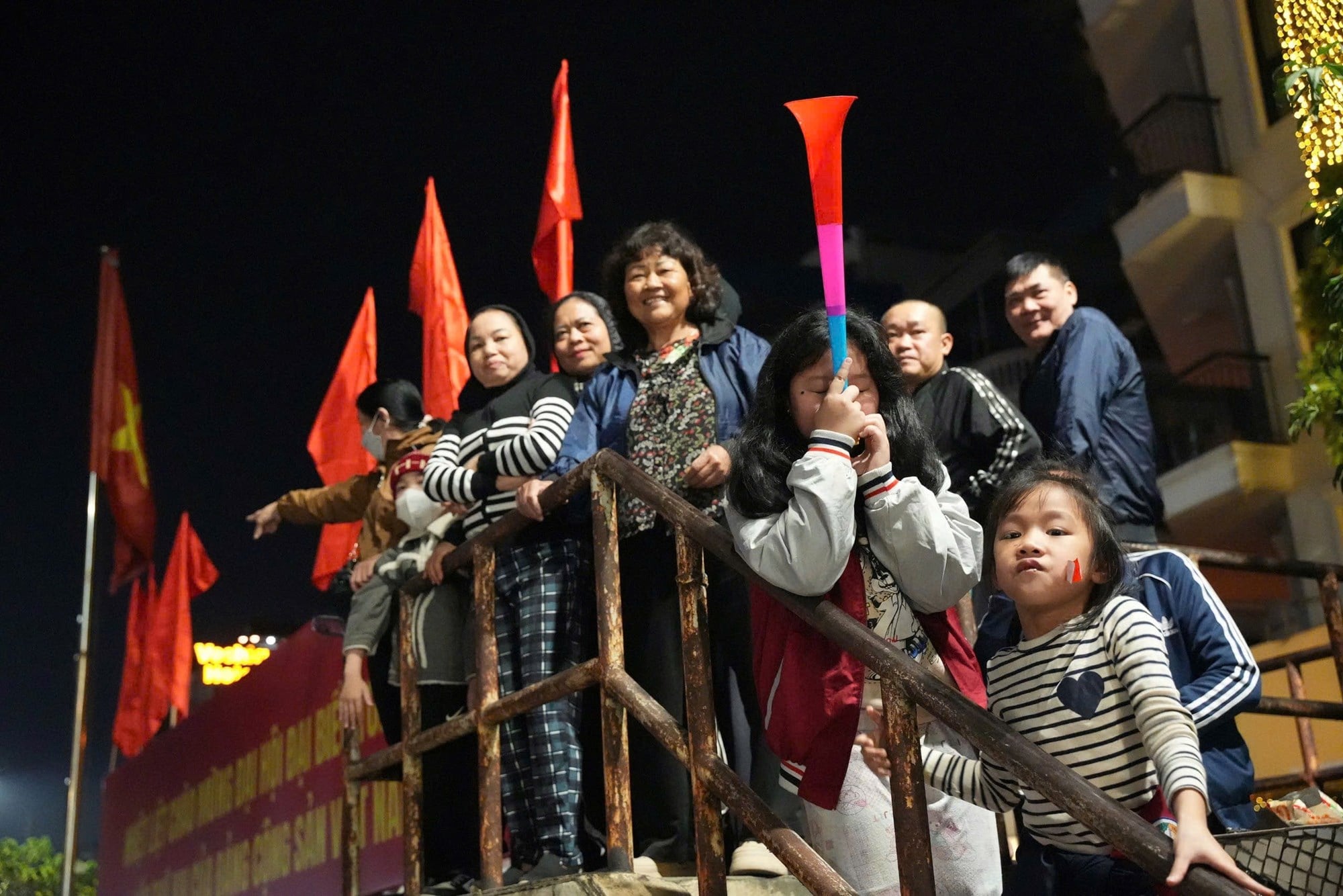 ប្រជាជនទីក្រុងហាណូយអបអរសាទរជ័យជម្នះរបស់ក្រុម U22 វៀតណាម - រូបថតទី ៤