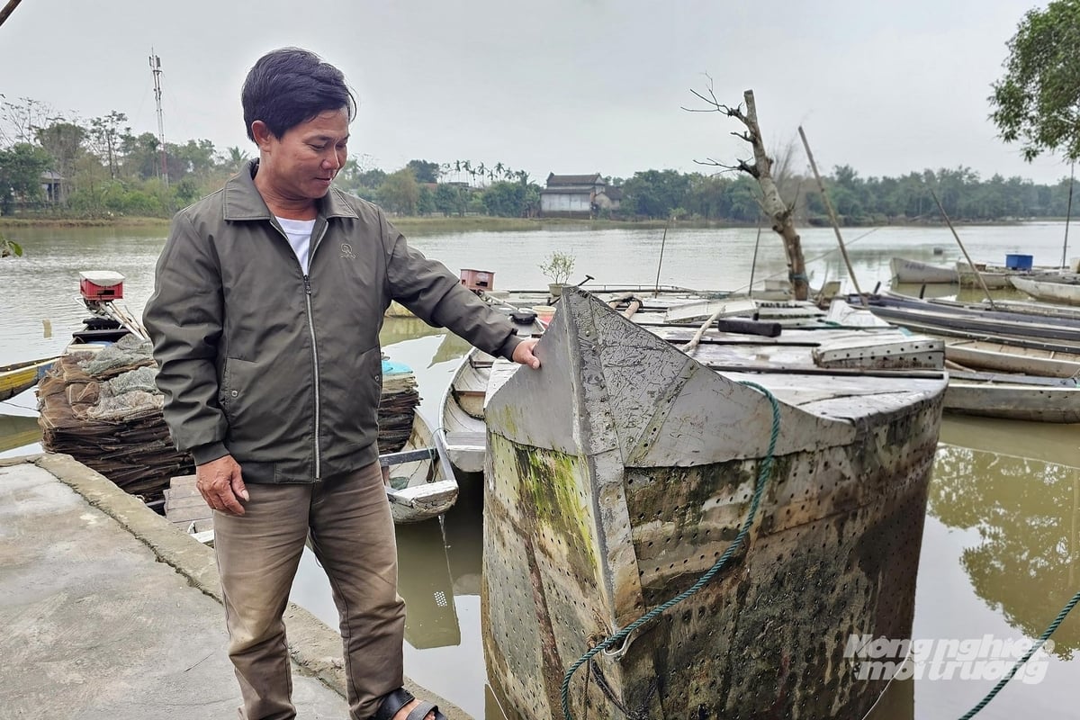 Người dân xã Nam Hải Lăng sáng tạo ra lồng cá hình mũi thuyền để ứng phó với mưa lũ. Ảnh: Võ Dũng.