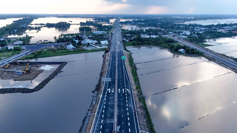 The Can Tho - Ca Mau expressway, over 110km long and costing more than 27,500 billion VND, will shorten travel time from Can Tho to Ca Mau to just 1 hour and 30 minutes. Photo: VNA