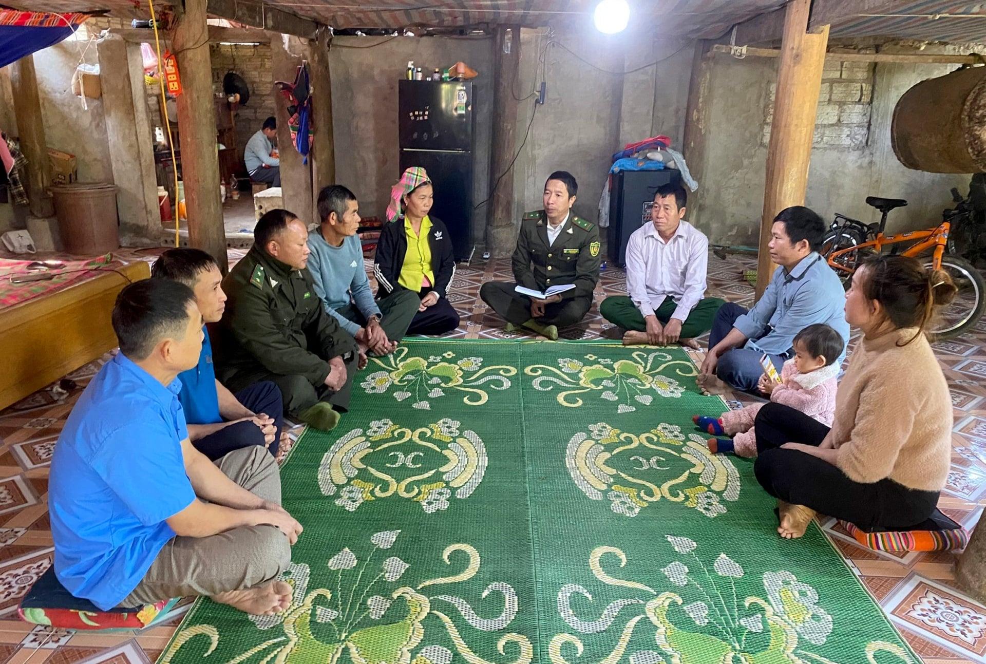 Cán bộ Hạt Kiểm lâm địa bàn xã Mường Kim tuyên truyền người dân tích cực tham gia bảo vệ rừng và PCCCR.