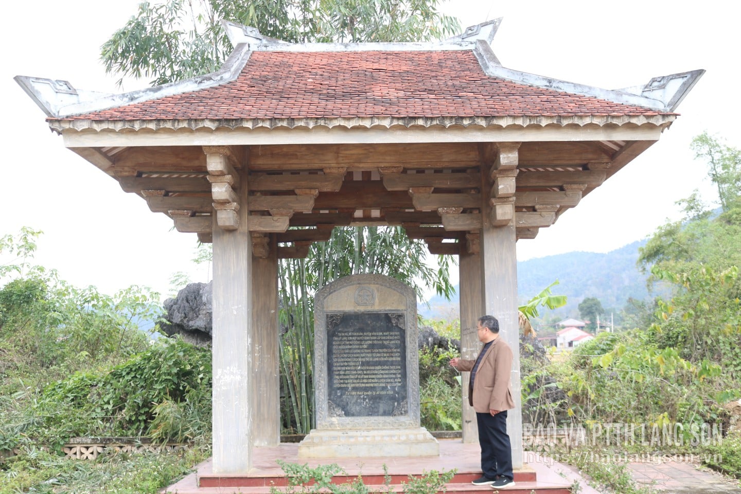 Officials from Tan Doan commune introduce the memorial plaque commemorating the history of the Ba Xa safe zone.