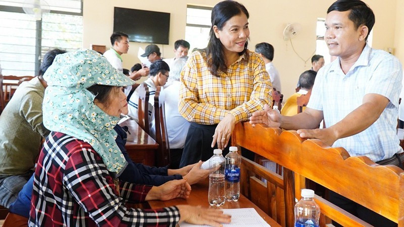 ថ្នាក់ដឹកនាំគណៈកម្មាធិការបក្សស្រុកភូរៀង (ខេត្តប៊ិញភឿក) ផ្លាស់ប្តូរទស្សនៈ និងប្រមូលមតិយោបល់ពីប្រជាជននៅថ្នាក់មូលដ្ឋាន។ (រូបថត៖ កាសែតញ៉ានដាន)