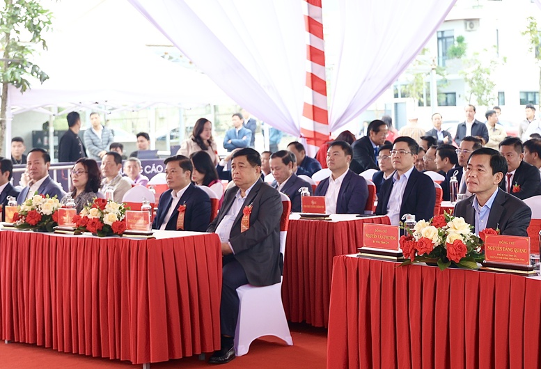 ឧបនាយករដ្ឋមន្ត្រី ង្វៀន ជីយុង ចូលរួមពិធីបើកការដ្ឋានសាងសង់គម្រោងលំនៅដ្ឋានសង្គមកណ្តាលដុងហូយ - រូបថតទី១។ Phó Thủ tướng Nguyễn Chí Dũng dự Lễ khởi công Dự án Khu nhà ở xã hội Trung tâm Đồng Hới- Ảnh 1.
