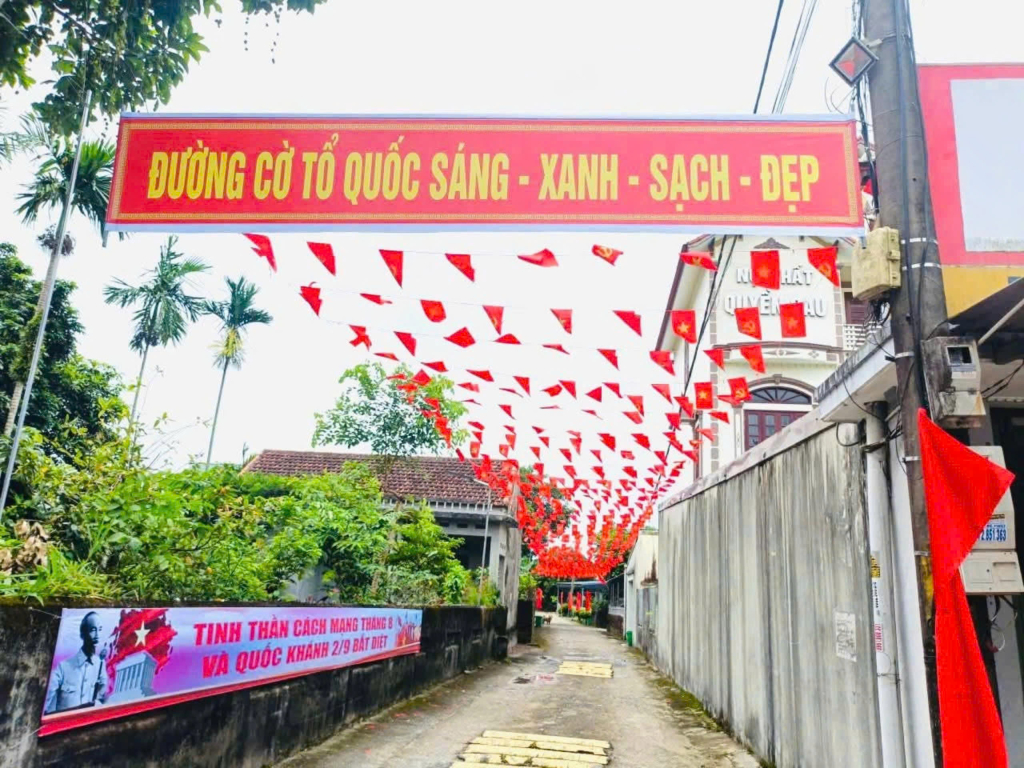 ផ្លូវ​ដែល​មាន​ទង់ជាតិ​នៅ​ភូមិ​ហៃទៀន ៦ (ឃុំ​ហៃនិញ) បាន​ចូលរួម​ក្នុង​ការ​ប្រកួត​ «ផ្លូវ​ទង់ជាតិ» ដើម្បី​រំលឹក​ខួប​លើក​ទី ៨០ នៃ​បដិវត្តន៍​ខែ​សីហា​ដ៏​ជោគជ័យ នៅ​ថ្ងៃទី ១៩ ខែសីហា (១៩៤៥ - ២០២៥) និង​ទិវា​ជាតិ​នៃ​សាធារណរដ្ឋ​សង្គមនិយម​វៀតណាម នៅ​ថ្ងៃទី ២ ខែកញ្ញា (១៩៤៥ - ២០២៥)។