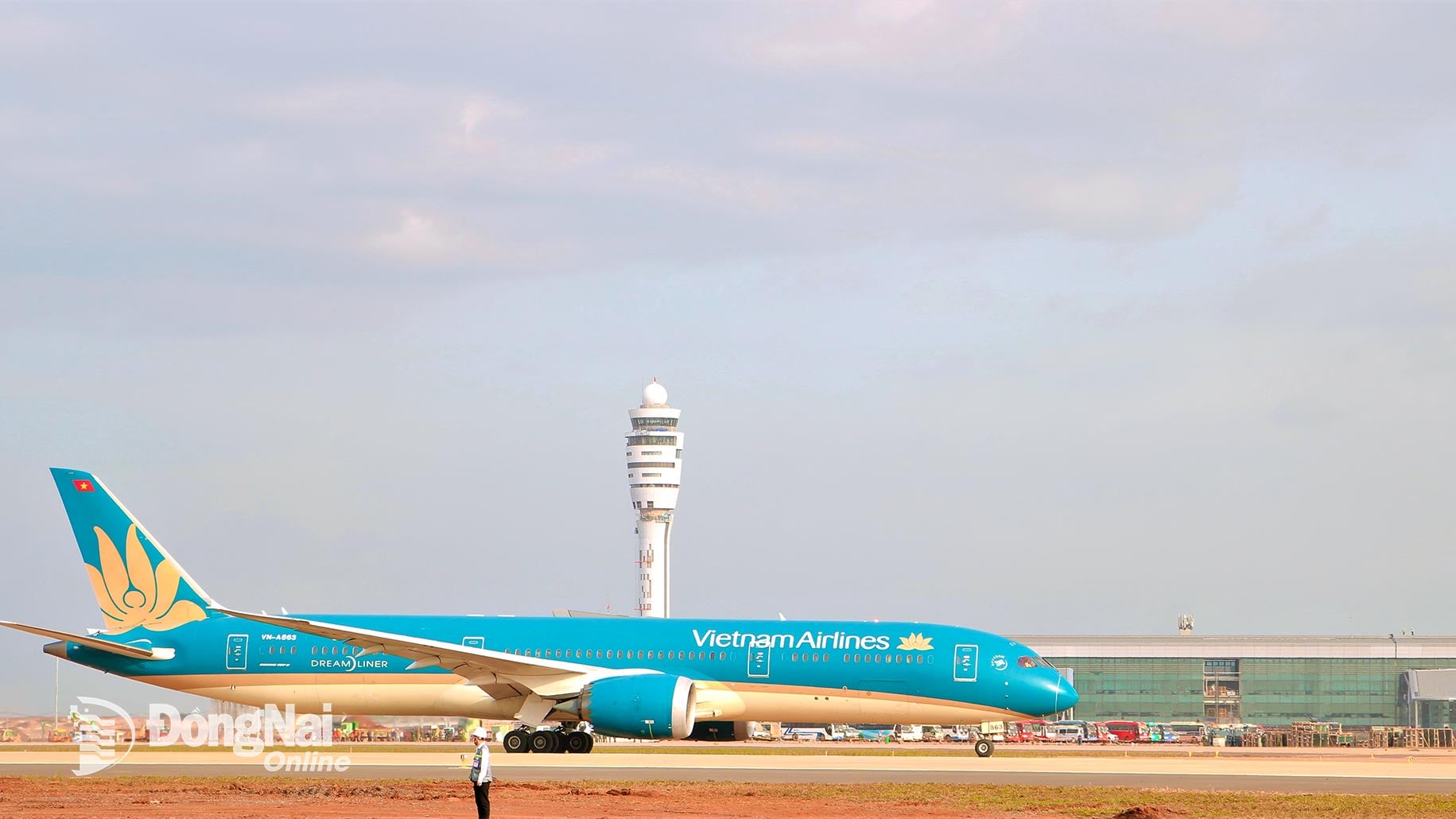 យន្តហោះ Boeing 787 Dreamliner បានចុះចតដោយជោគជ័យនៅអាកាសយានដ្ឋាន Long Thanh ក្នុងអំឡុងពេលហោះហើរសាកល្បងនៅថ្ងៃទី 15 ខែធ្នូ ឆ្នាំ 2025។ រូបថត៖ Pham Tung