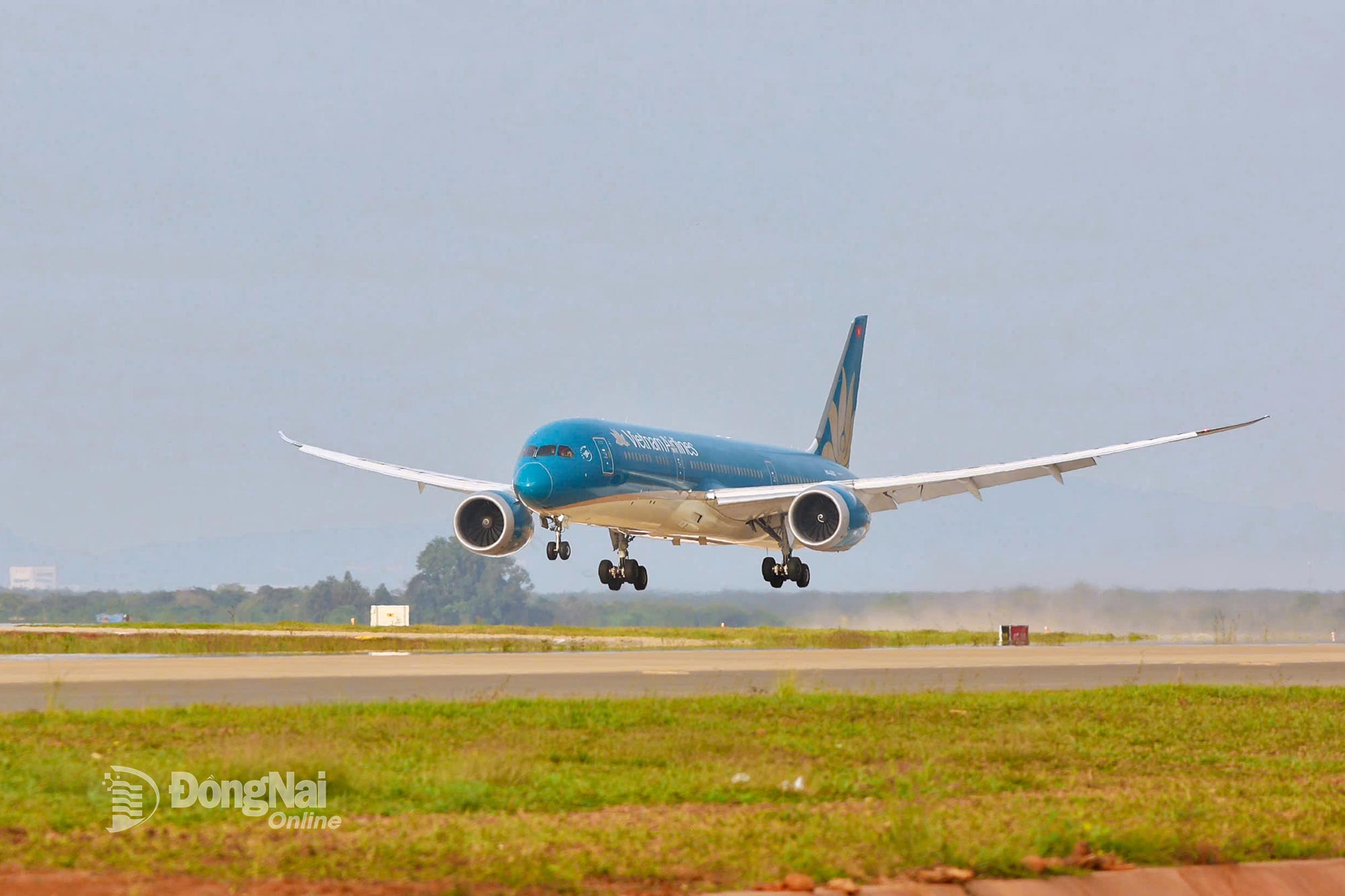 យន្តហោះ Boeing 787 មួយគ្រឿងបានចុះចតដោយសុវត្ថិភាពនៅអាកាសយានដ្ឋានអន្តរជាតិឡុងថាញ់។ រូបថត៖ ង៉ុកក្វាន់