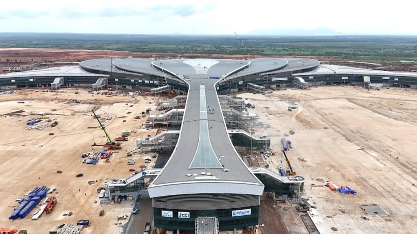 ជើងហោះហើរផ្លូវការដំបូងបានចុះចតនៅអាកាសយានដ្ឋានឡុងថាញ់។