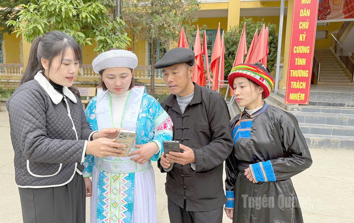 Obyvatelé obce Hong Thai jsou instruováni, jak používat aplikace a vyhledávat informace na svých chytrých telefonech.
