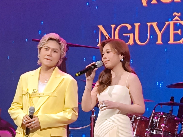 Phuong Thanh ha infiammato l'intera serata di beneficenza - Foto 3. Phương Thanh làm bùng nổ cả đêm thiện nguyện- Ảnh 3.